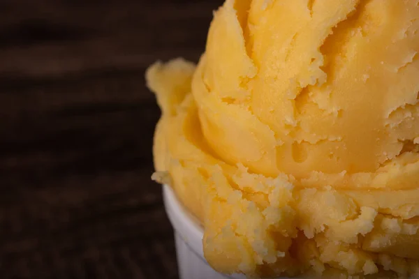 Желтое Мороженое Затемненным Фоном — стоковое фото