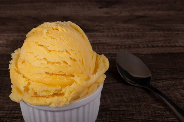 Νόστιμο Παγωτό Βανίλια Σερβίρεται Μια Λευκή Κατσαρόλα Ένα Κουτάλι Στη — Φωτογραφία Αρχείου