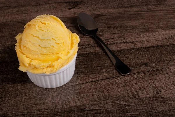 Chutná Žlutá Zmrzlina Podávaná Bílém Porcelánovém Hrnci Vedle Lžíce Fotografie — Stock fotografie