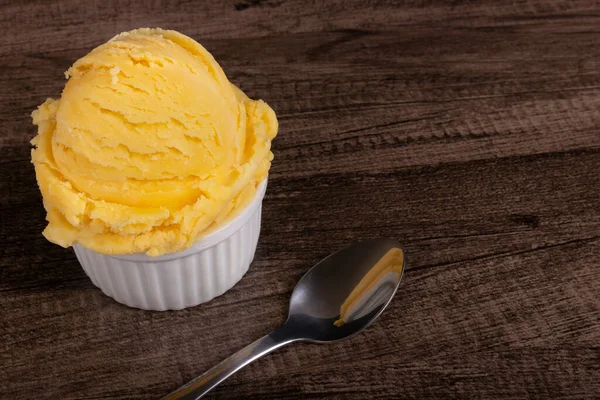 Chutná Žlutá Zmrzlina Podávaná Bílé Míse Vedle Lžíce Gastronomické Fotografování — Stock fotografie