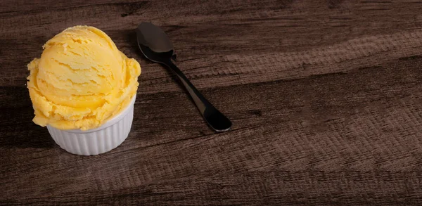Вкусное Желтое Мороженое Подается Белом Фарфоровом Горшке Рядом Ложкой Панорамная — стоковое фото