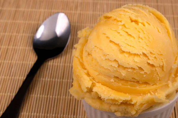 Chutná Žlutá Zmrzlina Podávaná Bílé Míse Lžící Boku Dřevěným Pozadím — Stock fotografie