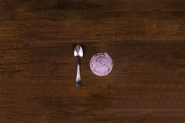 Üzüm aromalı mor dondurma ve tatmak için kaşık. En iyi gastronomik fotoğrafçılık.