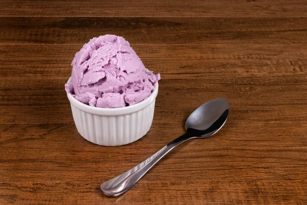 おいしいグレープ風味の紫アイスクリーム グルメ写真が近づいてきました アイスクリームパーラーとアイスクリームパーラー — ストック写真