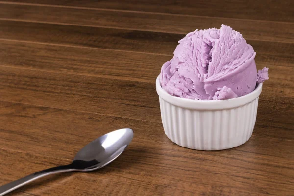 Lila Eiscreme Mit Traubengeschmack Und Löffel Auf Einem Holztisch Serviert — Stockfoto