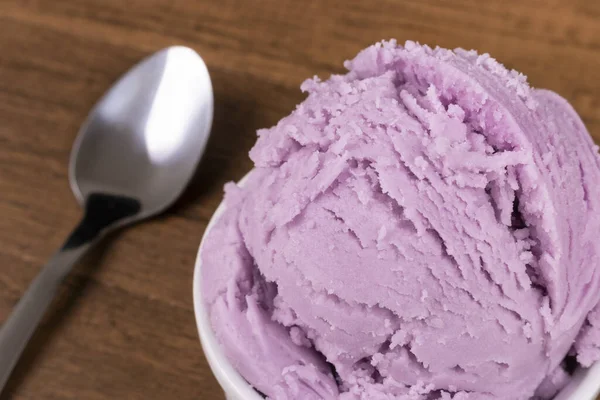 おいしい紫色のグレープアイスクリーム ガストロノミー写真クローズアップアイスクリームパーラーとアイスクリームパーラー — ストック写真
