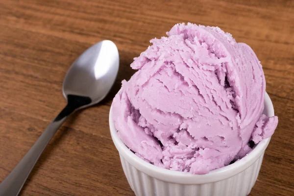 맛있는 보라색 아이스크림 젤라토의 클로즈업 — 스톡 사진