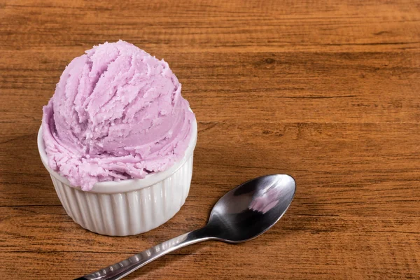 おいしいグレープ風味の紫色のアイスクリーム テイスティング用スプーン ジェラートアイスクリーム 左アライメントされた要素 — ストック写真