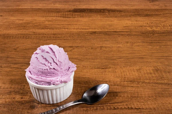グレープ風味の紫色のアイスクリームを分離しました ホワイトバック — ストック写真