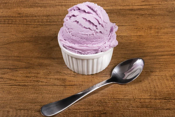 スプーンが付いているグレープ風味のソーベット アイスクリームのガストロノミッククローズアップ写真 — ストック写真
