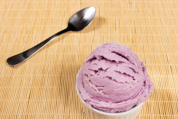 냄비에 제공되는 맛있는 보라색 아이스크림 미식가 클로즈업 — 스톡 사진