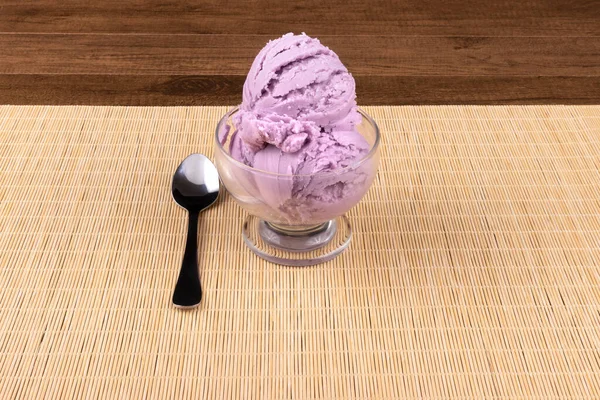 パープルグレープ風味のアイスクリームのトーストグラスボウル 3つのアイスクリームスカップ 左にスプーン テキストのための空き領域を中心とした要素 — ストック写真