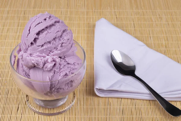 숟가락이 투명한 그릇에서 제공되는 맛있는 보라색 아이스크림 — 스톡 사진