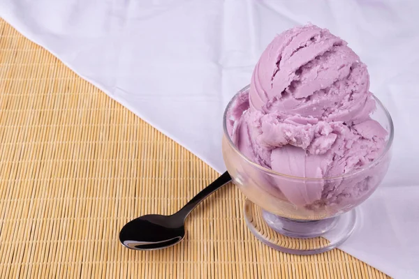 보라색 아이스크림은 숟가락이있는 그릇에서 제공됩니다 바닥에 수건은 대각선으로 부서졌다 미식가 — 스톡 사진