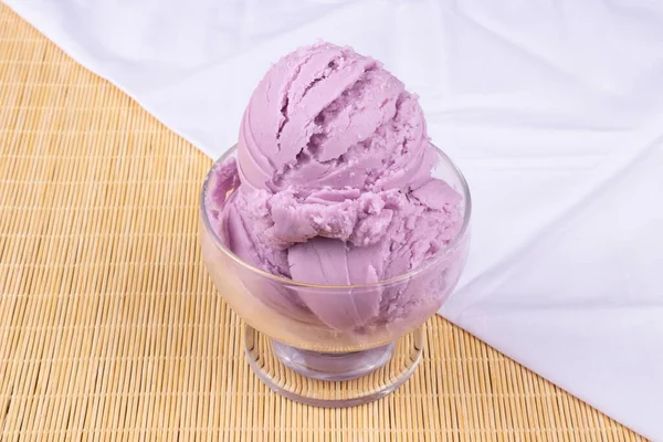 Вкусное Фиолетовое Мороженое Вкусом Винограда Подается Миске Полотенце Смято Диагонали — стоковое фото