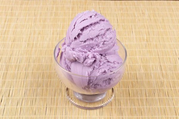 おいしいグレープ風味の紫色のアイスクリームがボウルで提供されました 画像グルメアイスクリームパーラー アイスクリームボール — ストック写真