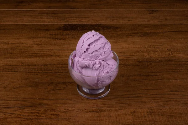 Фиолетовое Мороженое Вкусом Винограда Подается Стеклянной Миске — стоковое фото