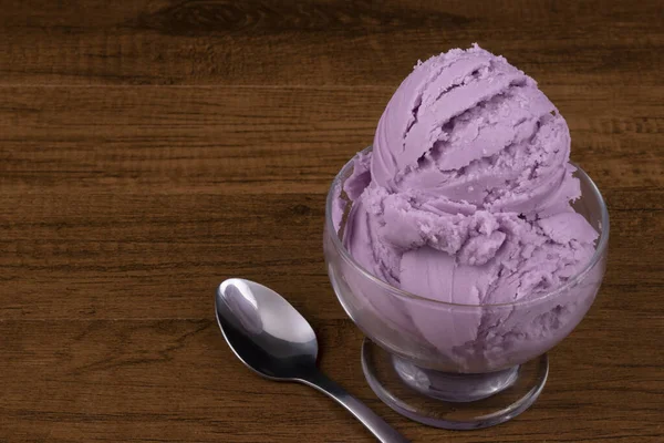 グレープ風味の紫色のアイスクリームは グラスボウルで提供されました 左にスプーン 左側のテキストの空のスペース — ストック写真