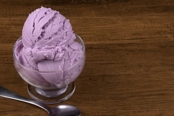 グレープ風味の紫色のアイスクリームがボウルで提供されました 右のテキストのためのフリースペース — ストック写真