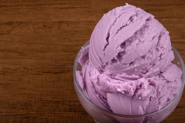 Violettes Eis Mit Traubengeschmack Wird Einer Glasschüssel Serviert Gastronomie Aus — Stockfoto