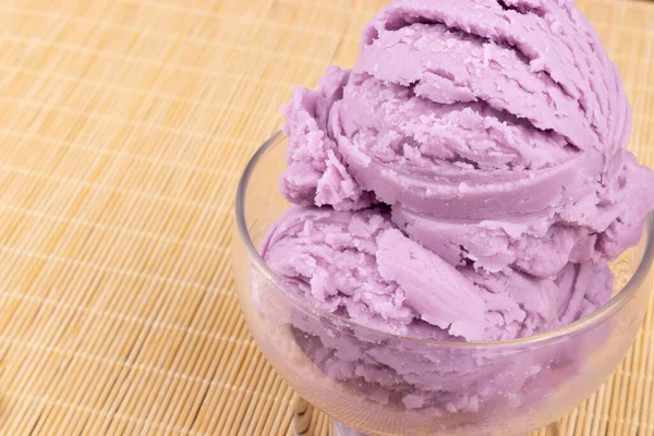 グレープ風味の紫色のアイスクリームは 透明なボウルで提供されました 左側のフリースペースでクローズアップされた美食写真 — ストック写真