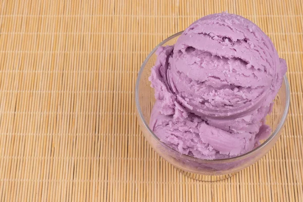 Crème Glacée Violette Savoureuse Raisin Servie Dans Bol Transparent Image — Photo