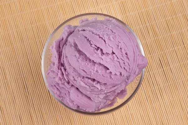 トーストグレープ風味の紫色のアイスクリームは 透明なボウルで提供されました 中心的な要素を有する最高の美食写真 — ストック写真