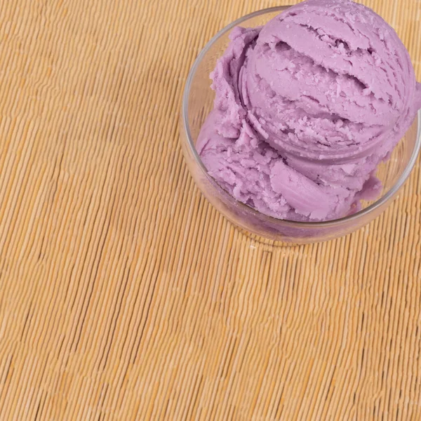 다양한 배경을 그릇에서 제공되는 보라색 아이스크림 — 스톡 사진