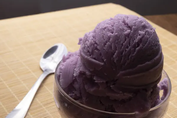 葡萄味冰淇淋放在玻璃碗里 底部有勺子 不可撤销的烹饪摄影 — 图库照片