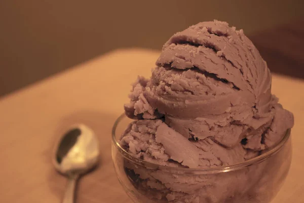 おいしいアイスクリームは グラスボウルで提供されます ヘッジリー露出グルメ写真 — ストック写真
