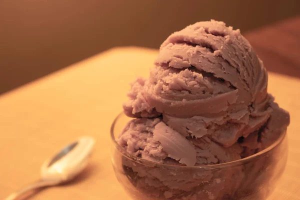 在一个背景模糊的玻璃碗里享用美味的糕点冰淇淋 — 图库照片