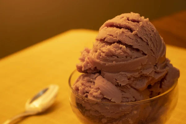 노란색 조명과 배경으로 그릇에서 제공되는 아이스크림 — 스톡 사진