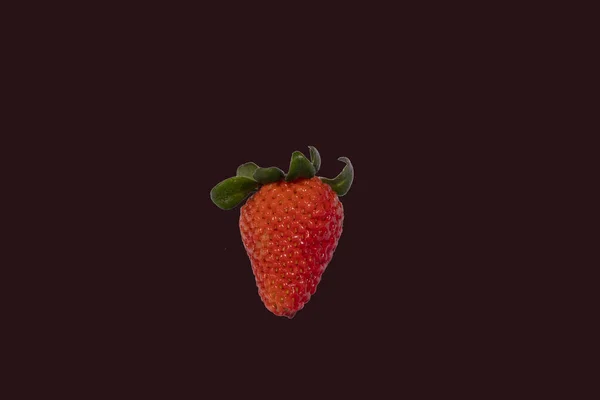 Φράουλα Απομονωμένη Κόκκινο Φόντο Υγιεινά Τρόφιμα Που Καταναλώνονται Όλο Τον — Φωτογραφία Αρχείου