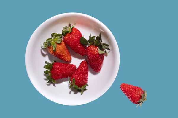 Erdbeeren Einer Weißen Schüssel Serviert Eine Erdbeere Aus Der Schüssel — Stockfoto