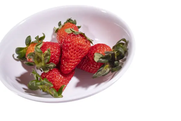 赤いイチゴは白いボウルで提供されました 白い背景で隔離された食品写真 — ストック写真