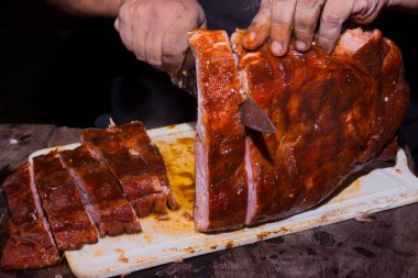 Kuru ovalama ve barbekü sosuyla yapılmış domuz pirzolası. Eti servis etmek için kesiyorum. Kaba domuz barbeküsü. Güney Amerika Birleşik Devletleri 'nden tipik yiyecekler..