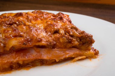 Bolonez soslu lazanya, jambon peyniri, domates sosu ve kıyma. Gurme Yakın Çekim Fotoğrafçılık.