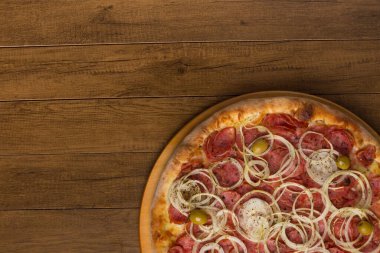 Pepperoni pizza, soğan dilimleri, mozzarella peyniri ve yeşil zeytin. Metinler ve reklamlar için geniş alanları olan fotoğrafçılık. Restoranlar ve pizzacılar..