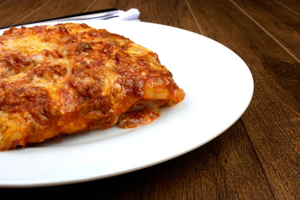 パスタ料理の美味しい写真 ハムチーズ トマトソース 採れた肉で作られたボローニャソース 作られた家 グルメ写真 — ストック写真