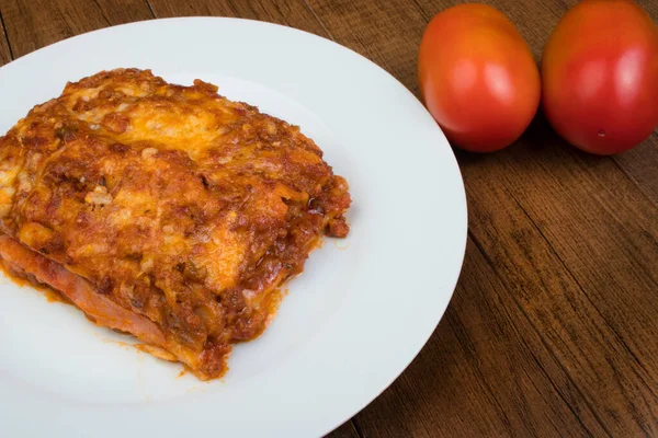 用火腿芝士 番茄酱和碎牛肉制成的意大利腊肠酱 典型的意大利食物 有空余的文字空间 — 图库照片