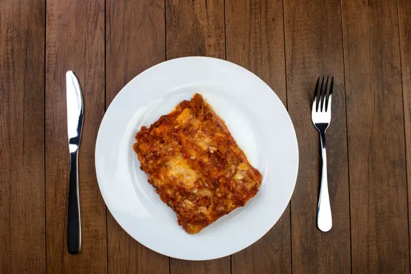 ハムチーズ トマトソース グラウンドビーフで作られたボローニャソースの美味しいラザニア 作られた家 トップビュー写真 テーブルの上のカトラリー パスタ料理 — ストック写真