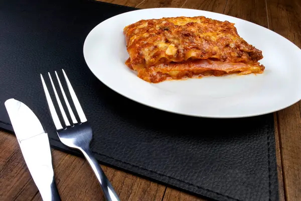 ハムチーズ トマトソース グラウンドビーフで作られたボローニャソースの美味しいラザニア グルメ写真 — ストック写真
