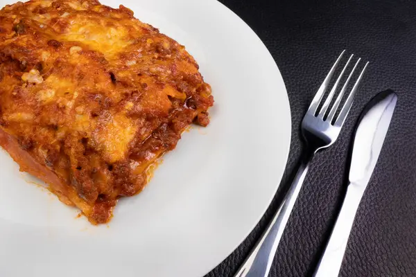 ハムチーズ トマトソース グラウンドビーフで作られたボローニャソースのラザニア パスタの美食写真 典型的なイタリア料理 — ストック写真