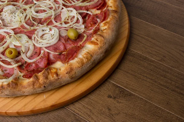 ペッパーニピザ 玉ねぎのスライス モッツァレラチーズ グリーンオリーブ 美食のクローズアップ写真 テキストのための正しいスペース — ストック写真