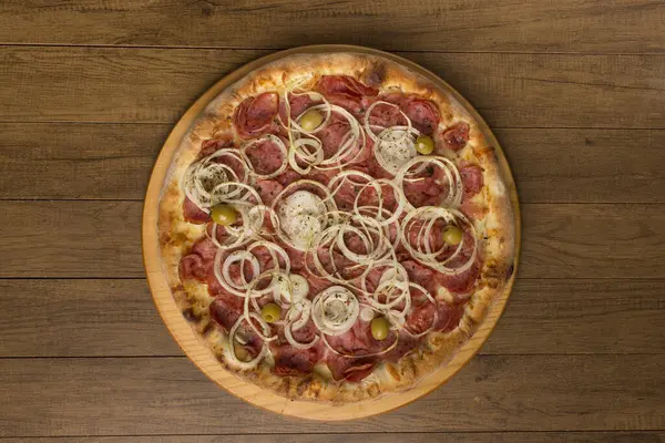Foto Pizza Salame Piccante Fette Cipolla Mozzarella Olive Verdi Una — Foto Stock