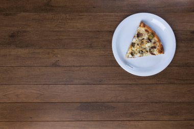 Tabakta servis edilen lezzetli pizza dilimi. Tahtada etli pizza. Mozzarella, picanha eti, soğan, peynir, domates sosu ve zeytinle yapıldı. Biftek, et. Üst fotoğraf Sağ üst hizalama.