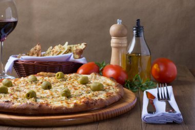 Gratin Loin Pizza. Mozzarella, Kanada usulü sığır filetosu, kremalı süt ve yeşil zeytin. Yanında biraz crostini, kırmızı şarap, kırmızı domates, zeytinyağı, karabiber öğütücü....