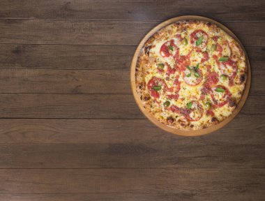 Lezzetli pizza hamuru, Mozzarella, domates, marjoram ve yeşil zeytinle yapılmış pizza. Tahta bir tahtanın üzerinde servis edilmiş. Napoli Pizzası. Yenilenmiş gastronomi. En üstteki gurme fotoğraf