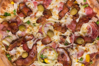 Jambon, bezelye yumurtası, palmiye, pepperoni, soğan, mozzarella ve pastırmadan yapılmış Portekiz pizzası. Gastronominin makro fotoğrafları. Pizzacı ve restoran Resimleri.