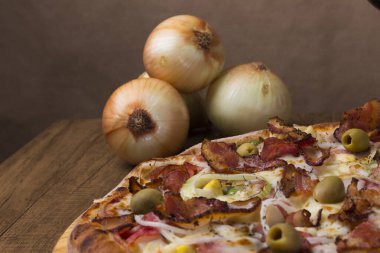 Lezzetli Portekiz pizzası jambon, bezelye yumurtası, palmiye, pepperoni, soğan, mozzarella ve pastırmadan yapılmış. Kırsal soğan. Soldaki mesajlar için yer aç. Restoranlar ve Pizzacılar.